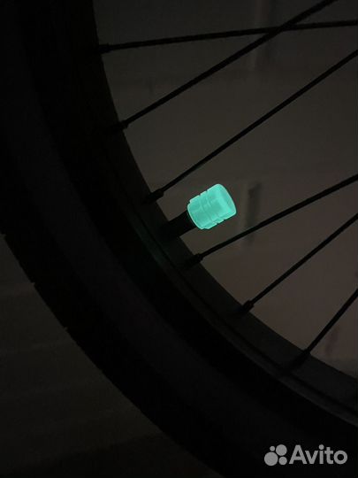 Колпачки на нипель светящиеся в темноте 4 цвета