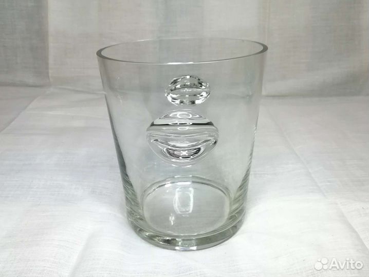 Массивная ваза с ручками как губы рыбы