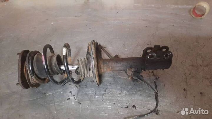 Стойка амортизатора передняя левая Toyota