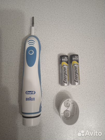 Электрическая зубная щетка oral b