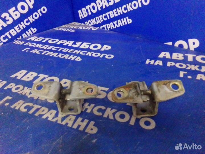 Петля двери Mitsubishi Dion минивен 4G63 2000