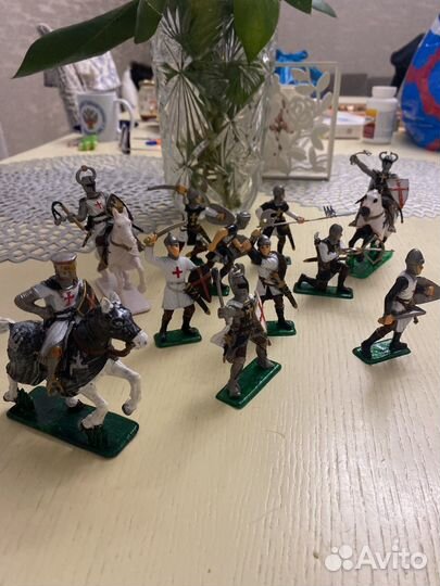 Набор пластмассовых солдатиков крестоносцев