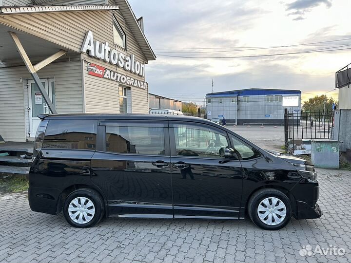 Toyota Voxy 2.0 CVT, 2016, 122 315 км