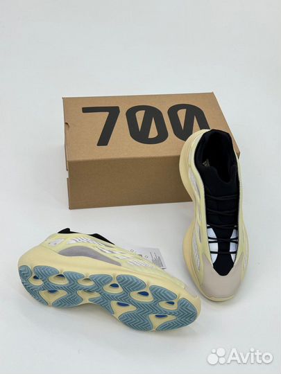 Adidas Yeezy 700: Бежевый Элегант