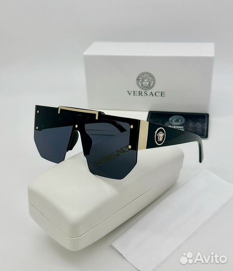 Солнцезащитные очки Versace