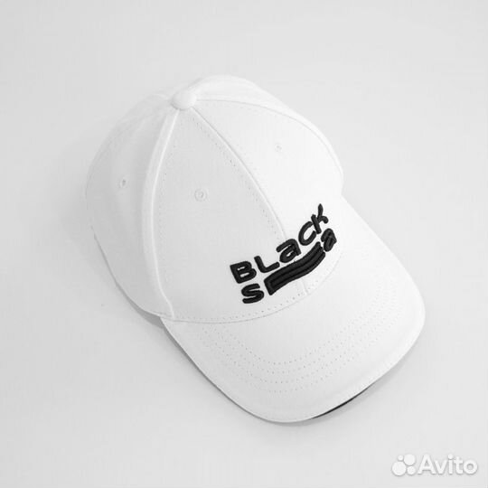 Бейсболка новая. Белая с черным