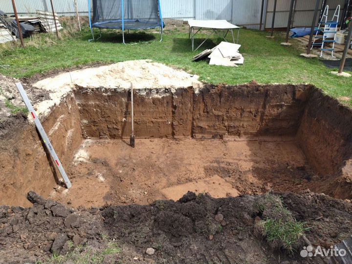 Мини экскаватор и самосвал