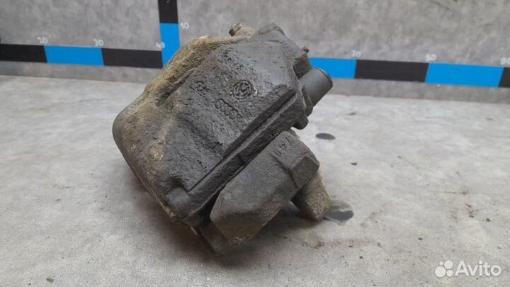 Суппорт передний правый Volkswagen Passat B6 2.0