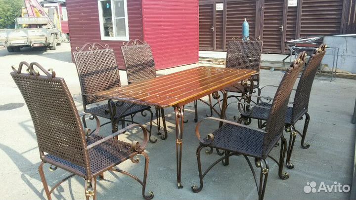 Стол и стулья