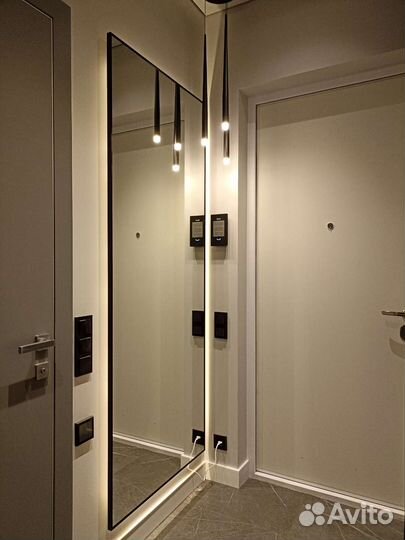 Зеркало с парящей подсветкой в рамке