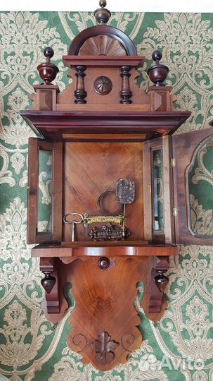 Настенные консольные часы с четвертным боем