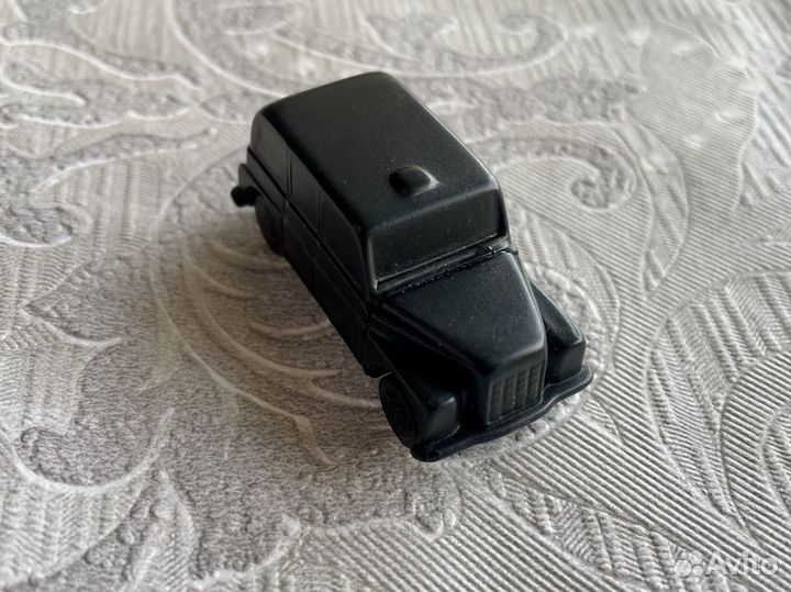 Игрушечная черная машинка Kinder из 101 далматин