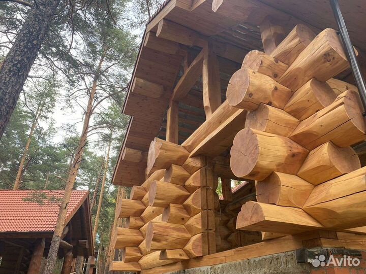 Рабочий на покраску деревянных домов