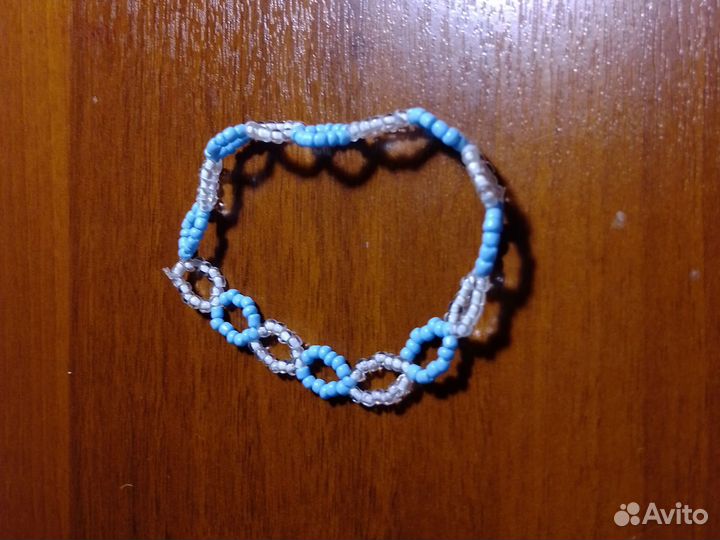 Браслет сине-белый кружочками