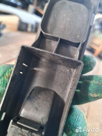 Кнопка стеклоподъемника Volkswagen Tiguan 1 2010