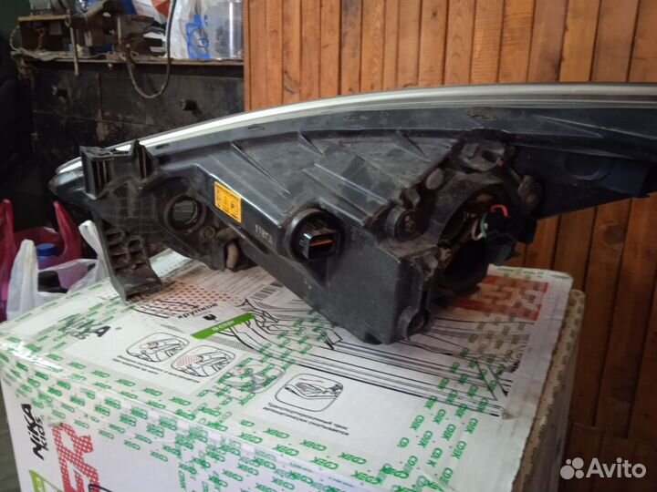 Правая фара на hyundai solaris 1. Линза. Ксенон