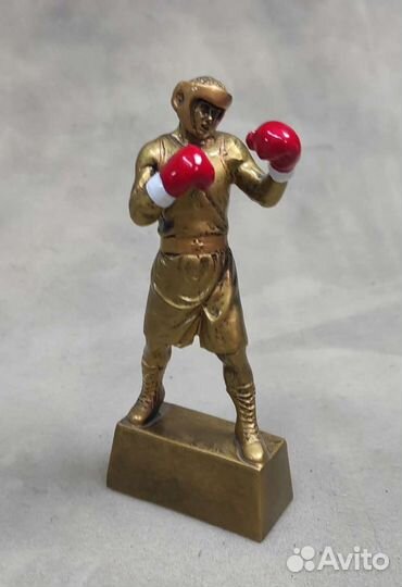 Настольная фигурка