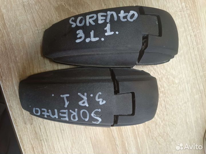 Петли стекла крышки багажника Kia sorento 1