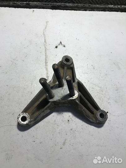 Кронштейн кпп левый Mitsubishi Carisma