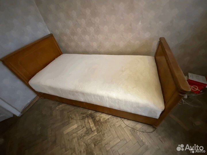 Кровать красное дерево
