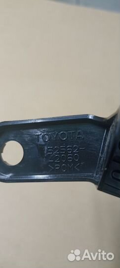 Кронштейн бампера Rav4 V50 52562-42060