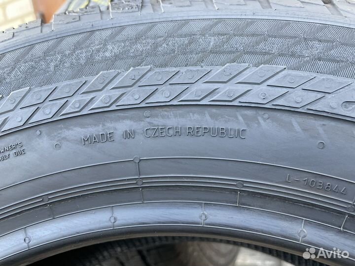 Continental VanContact 4Season 215/65 R16C