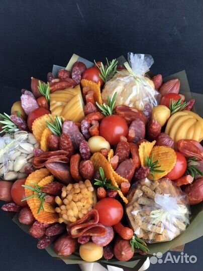 Съедобный мужской букет из чипсов сыра колбасок