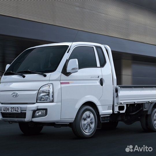 Водитель со своим грузовым авто цмф