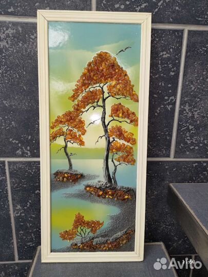 Панно в японском стиле, инкрустированное янтарем