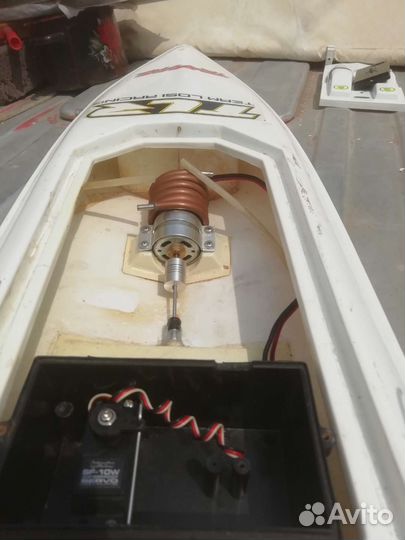 Лодка на р/у