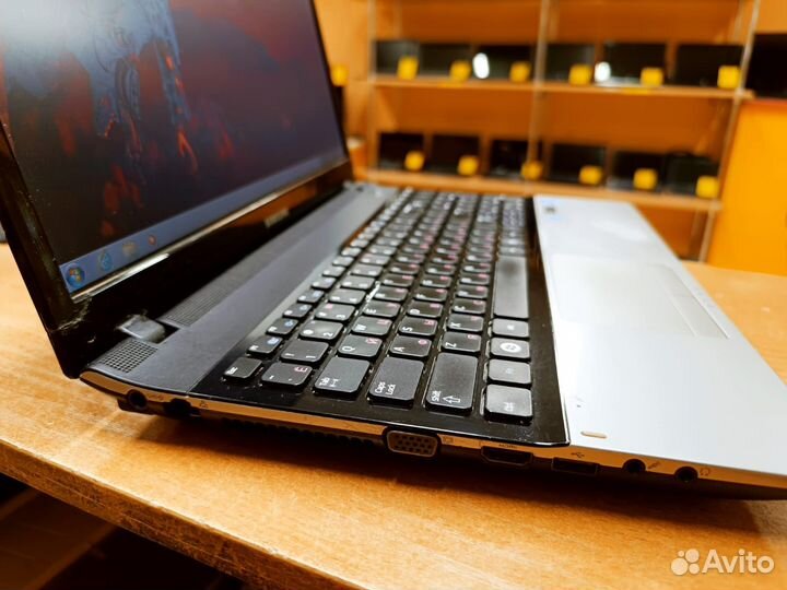 Samsung NP300E5Z i3/4гб/500Гб/GeForce GT 520MX 1Гб