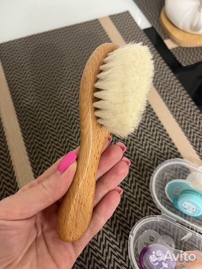 Соски пустышки и расческа для новорожденных