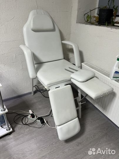 Педикюрное кресло-кушетка косметологическая
