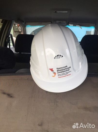 Каски для выпускников с логотипом урфу 2023