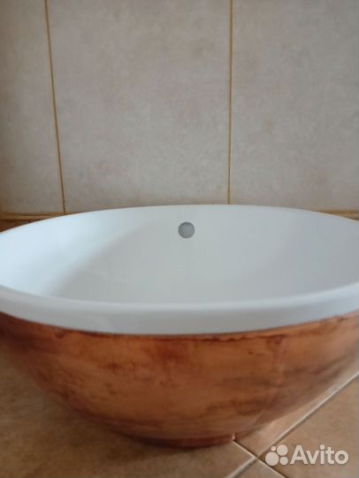 Раковина в ванную фарфоровая в обрамлении из меди