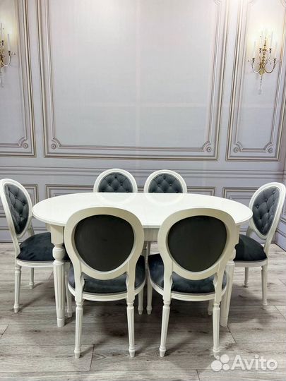 Стол и стулья