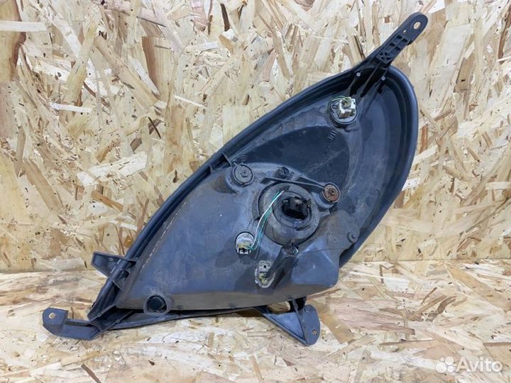 Фара правая передняя правая Toyota Yaris Verso