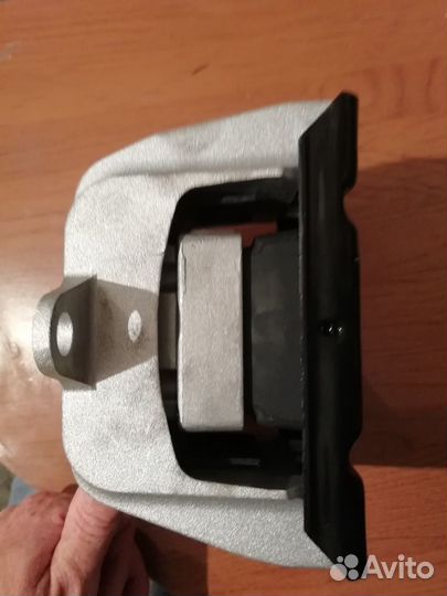 Шкода Октавия опора двигателя левая