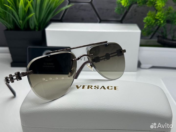 Солнцезащитные очки versace