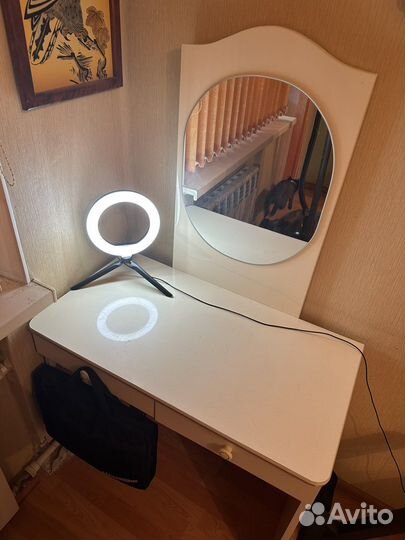 Туалетный столик с зеркалом