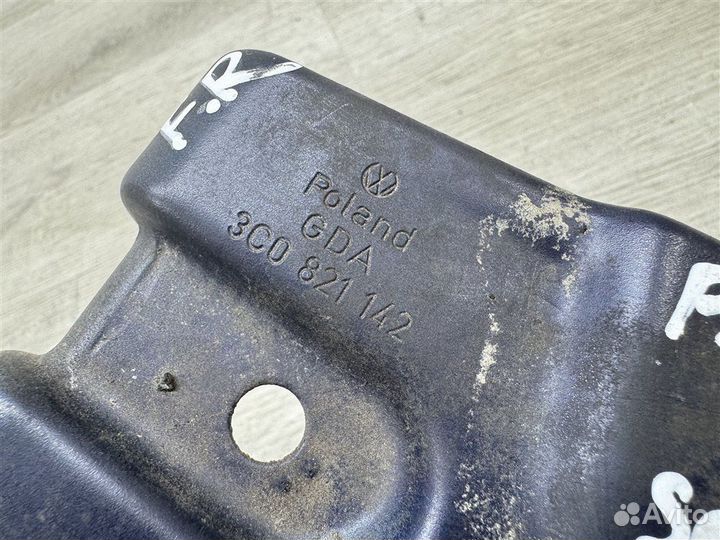 Кронштейн крыла правый Volkswagen Passat B6 седан