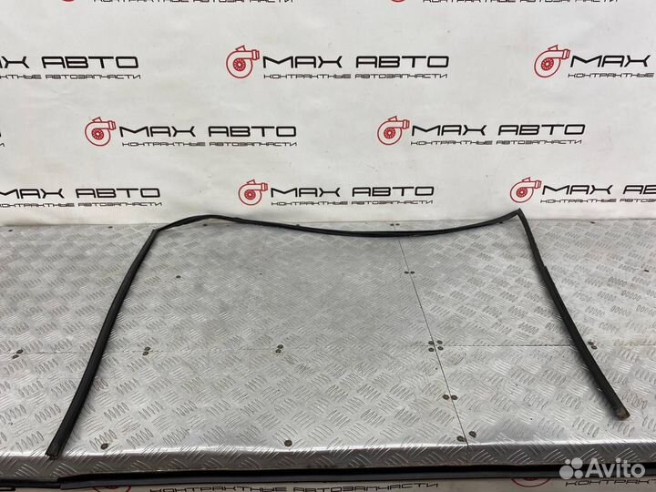 Б/У накладка лобового стекла (молдинг) передний