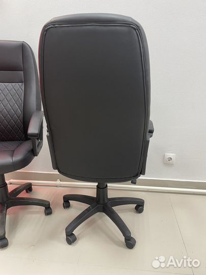 Офисное кожаное кресло