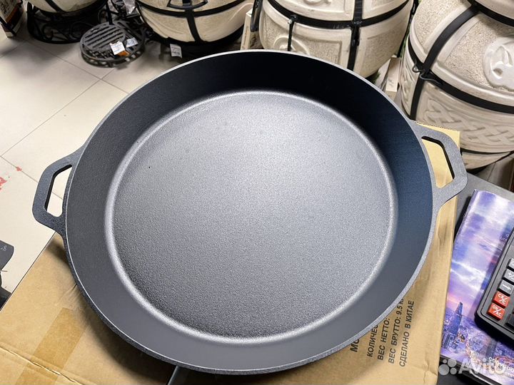 Большая чугунная сковорода