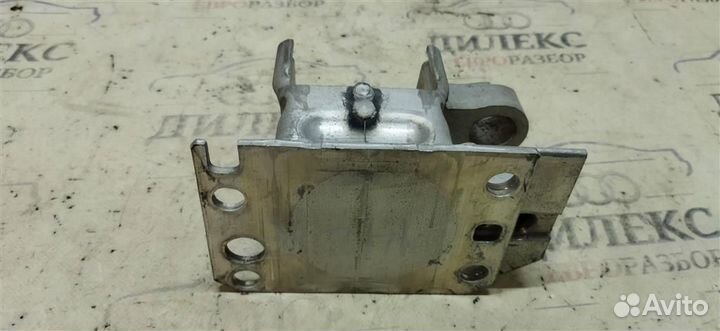 Кронштейн усилителя переднего бампера правый Audi