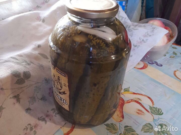 Банка с огурцами