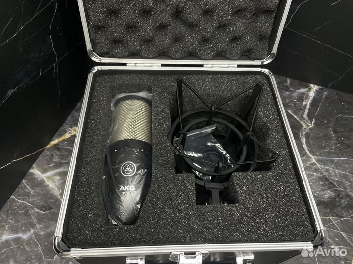 Студийный микрофон akg p220