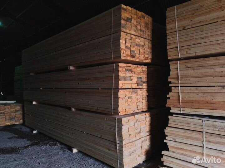 Доски сосны, прочные материалы для строительства