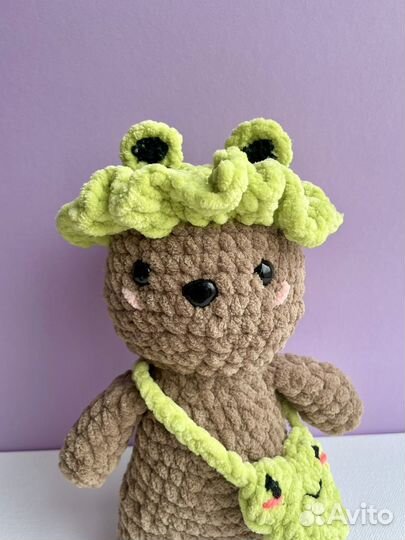 Вязанная игрушка бобёр с шляпкой и сумкой лягушки