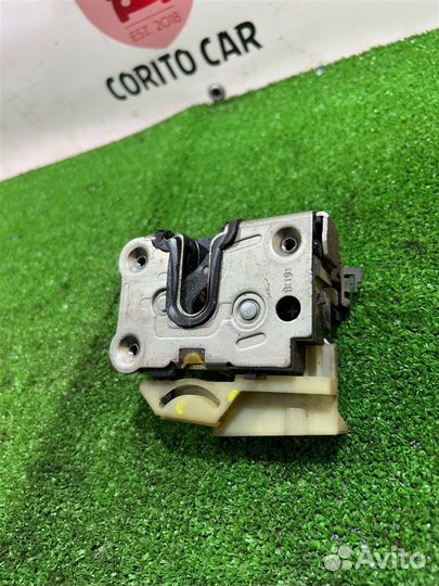 Замок двери передний правый Nissan Terrano D10